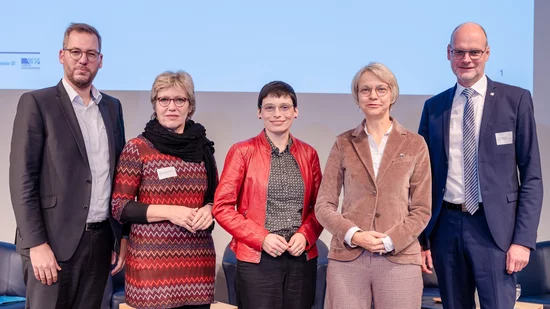 v.l.n.r.: Christian Woltering (Freie Wohlfahrtspflege NRW), Daniela Schneckenburger (Deutscher Städtetag), Josefine Paul (Ministerin für Kinder, Jugend, Familie, Gleichstellung, Flucht und Integration NRW), Dorothee Feller (Ministerin für Schule und Bildung NRW) und Christof Sommer (Städte- und Gemeindebund NRW).