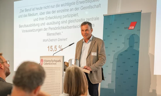 Input: Clemens Wieland, Bertelsmann Stiftung, verdeutlicht die volkswirtschaftliche Bedeutung einer Ausbildungsgarantie.