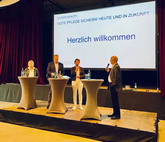 Diskutierten über aktuelle Herausforderungen der Pflegepolitik: (v.l.) Christina Weng (SPD), Marco Schmitz, Yvonne Gebauer (FDP) und Moderator Michael Brocker.