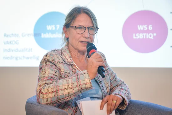 Barbara Kanne (Der Paritätische NRW) bei der Podiumsdiskussion.