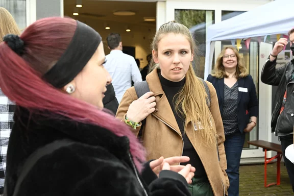 Katrin Lögering (Bündnis 90/Die Grünen) forderte bei der LAG FW die gleiche Bezahlung der Lehrkräfte in Grund- und weiterführenden Schulen und die Öffnung für Quereinsteiger.