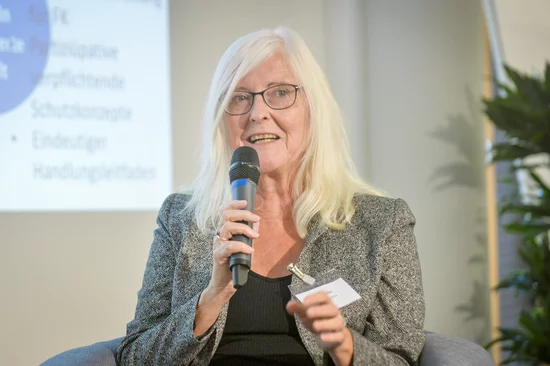  Rita Kühn (pro familia NRW) auf dem Podium.