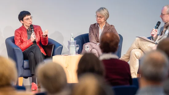 Josefine Paul (Ministerin für Kinder, Jugend, Familie, Gleichstellung, Flucht und Integration NRW) und Dorothee Feller (Ministerin für Schule und Bildung NRW) bei der Podiumsdiskussion.