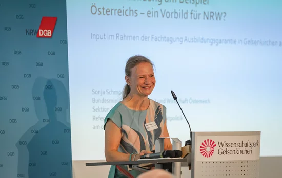 Input: Sonja Schmöckel, Bundesministerium für Arbeit und Wirtschaft Österreich, stellt das österreichische Modell der Ausbildungsgarantie vor.