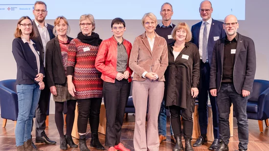 v.l.n.r.: Marion Gebauer (Der Paritätische NRW), Christian Woltering (Vorsitzender LAG Freie Wohlfahrtspflege), Ulla Hawighorst (AWO), Daniela Schneckenburger (Deutscher Städtetag), Josefine Paul (Ministerin MKJFGFI), Dorothee Feller (Ministerin MSB), Dr. Michael Maas (AWO), Dagmar Hardt-Zumdick (Caritas), Christof Sommer (Städte- und Gemeindebund) und Björn-Christian Jung (Diakonie).