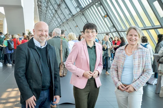 v.l.n.r. Tim Rietzke (Vorsitzender des Arbeitsausschusses Familie, Jugend und Frauen der Freien Wohlfahrtspflege NRW), Josefine Paul (Ministerin für Kinder, Jugend, Familie, Gleichstellung, Flucht und Integration des Landes NRW), Barbara Kanne (Sprecherin des Fachausschusses Beratung der Freien Wohlfahrtspflege NRW)